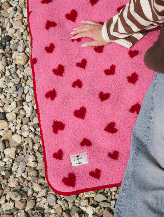 Alwero x Salty Stitch pledd i tovet ull, Bubble gum heart