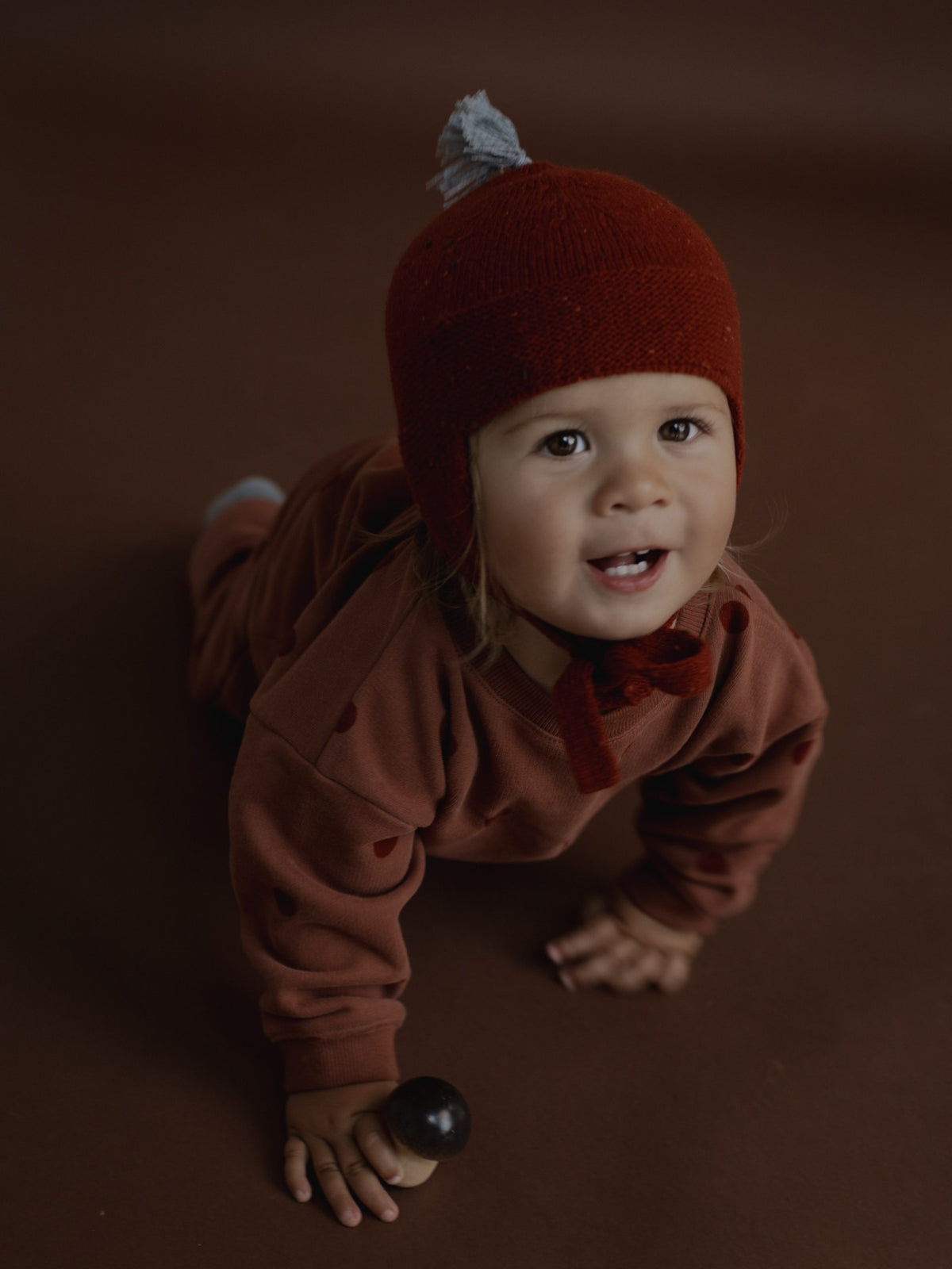 PAPRIKA CONTRAST TASSEL HAT