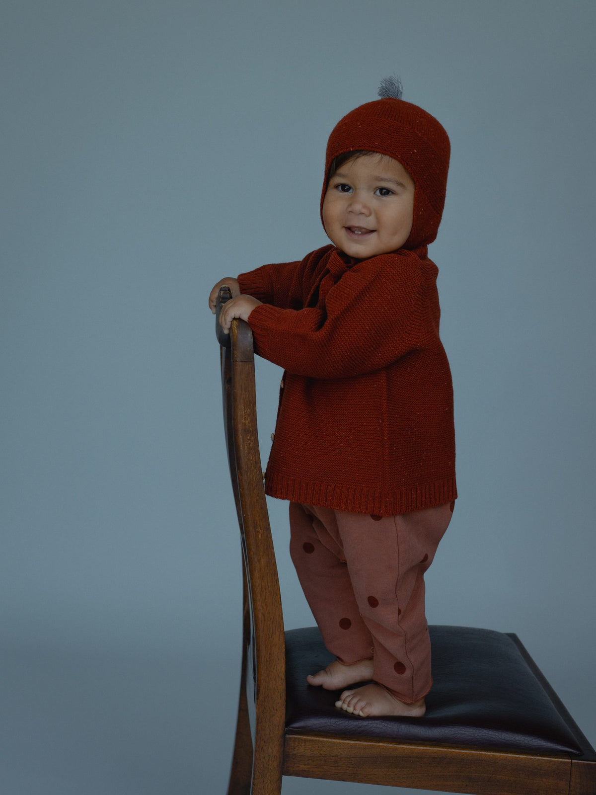 PAPRIKA CONTRAST TASSEL HAT